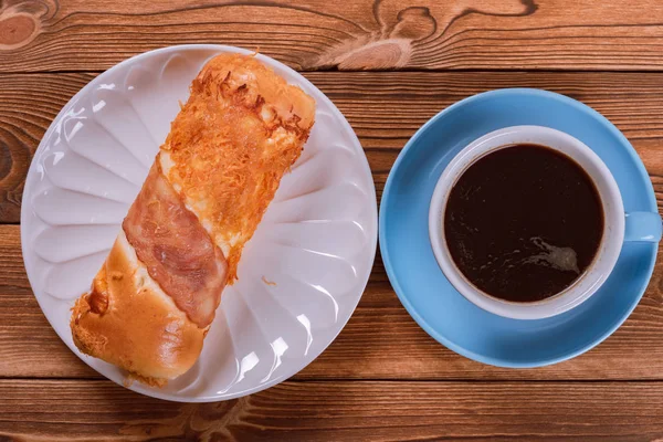 Bovenaanzicht Brood Met Spek Versnipperd Varkensvlees Kopje Koffie Buurt — Stockfoto
