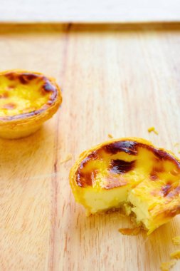 Yan görünüş taze Portekiz yumurtalı tartlar, yakın plan kesilmiş.