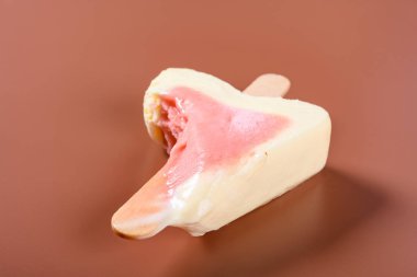 yan görünümü yarım kahverengi bir arka plan üzerinde çilek lezzet buzlu dondurma yemiş