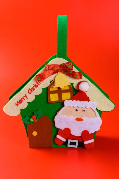 Dům Tvar Kabelka Vánoční Výzdobou Červeném Pozadí — Stock fotografie