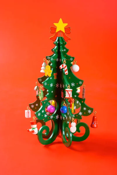 Güzel Noel Ağacı Kırmızı Arka Planda Dikey Kompozisyonda Dönüyor — Stok fotoğraf