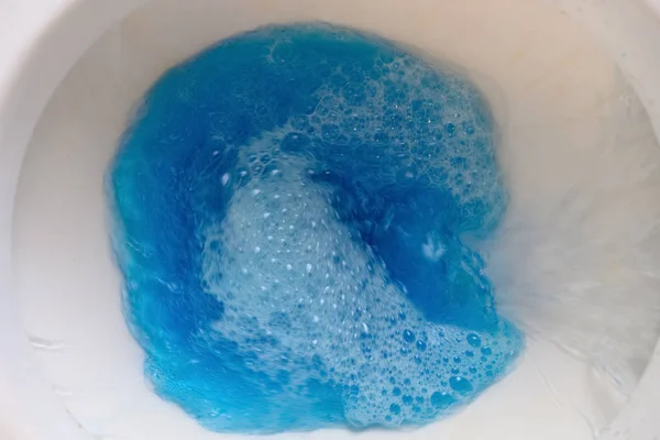 Einen Closestool Mit Blauem Wasser Spülen — Stockfoto