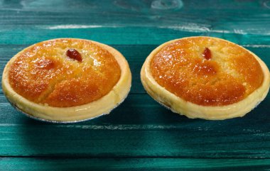 Yeşil ahşap masada taze horoz turtaları.