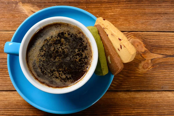 Von Oben Tasse Kaffee Und Verschiedene Geschmacksrichtungen Süße Kekse Mit — Stockfoto