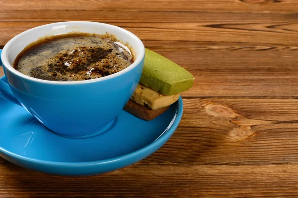 Yandan Kahve Fincanı Farklı Tatlar Fotokopi Alanı Olan Tatlı Kurabiyeler — Stok fotoğraf