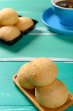 Yan manzara tatlı puf puf ve bir fincan kahve