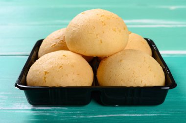 Yeşil bir masada tatlı puf puf