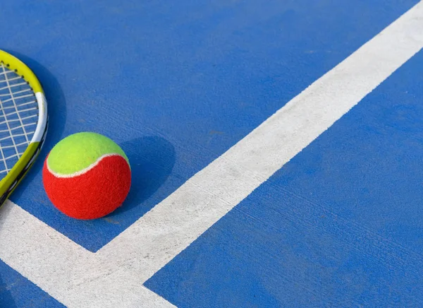 Pelota Tenis Raqueta Una Cancha Aire Libre Con Espacio Para —  Fotos de Stock