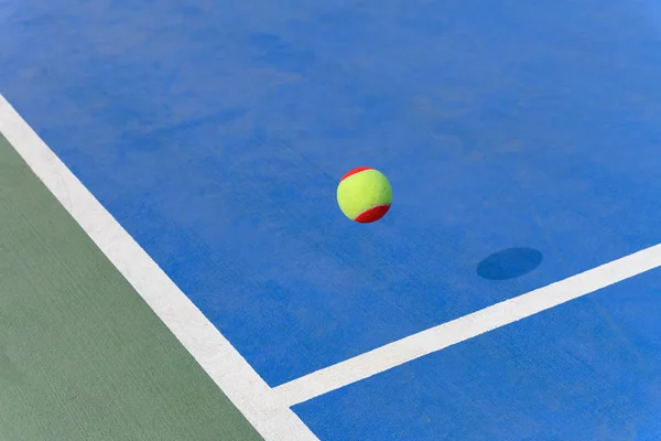 Een Vliegende Tennisbal Het Punt Binnenkant Van Het Veld Raken — Stockfoto