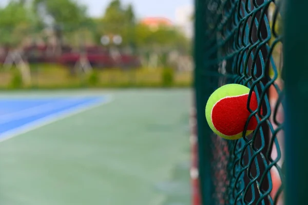 Pelota Tenis Atascada Cerca Alambre Una Cancha Aire Libre — Foto de Stock