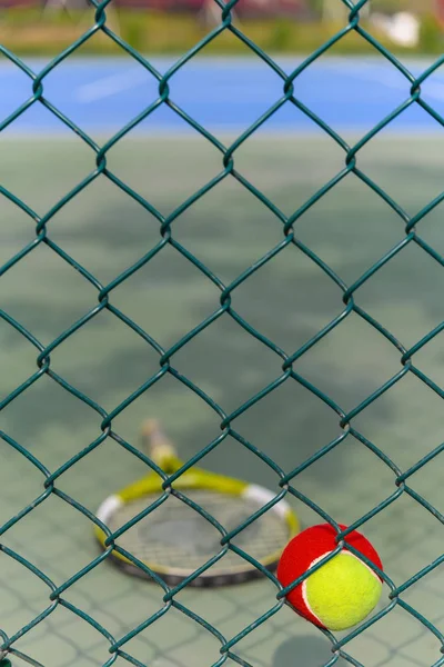 Теннисный Мяч Застрял Проволочном Заборе Открытого Корта Вертикальной Композиции — стоковое фото