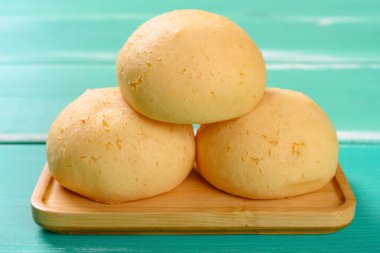 Yeşil bir masada tatlı puf puf