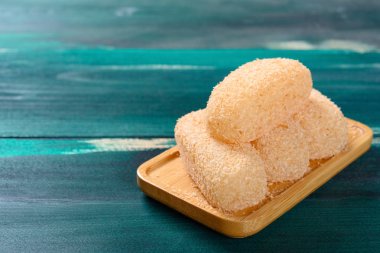 Mochi ya da glutinous rice dumplings bir ahşap masada fotokopi alanı ile