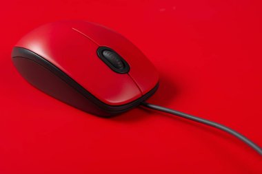 Kırmızı arka planda kablo ile kırmızı fare