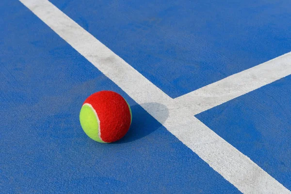 Balle Tennis Sur Sol Court Bleu Près Frontière — Photo