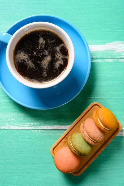 Üst Görünüm Çok Renkli Badem Kurabiyesi Kahve Fincanı Dikey Bileşimi — Stok fotoğraf