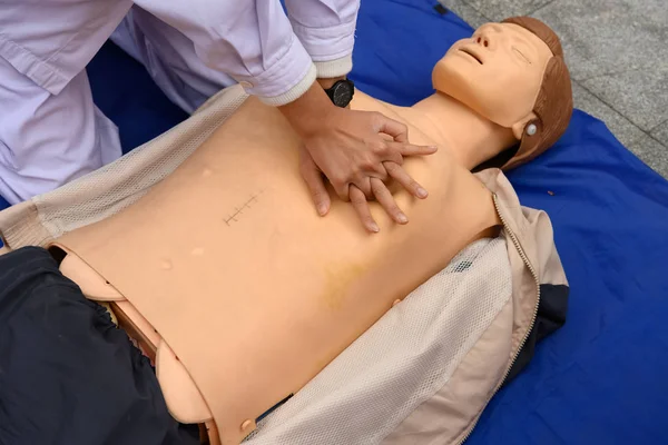 Enfermeiro Demonstrando Ressuscitação Cardiopulmonar Modelo Humano Simulado — Fotografia de Stock