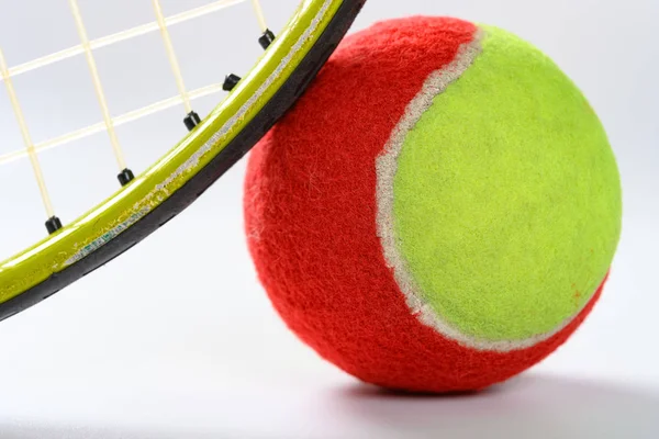 テニスボールとラケットが水平方向の構図を閉じ — ストック写真