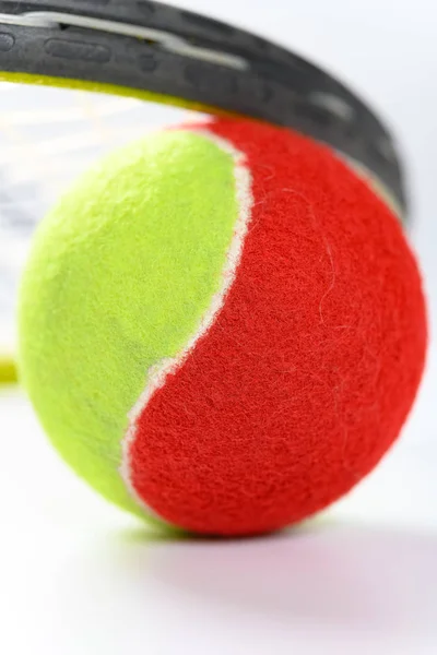 テニスボールとラケットが垂直組成物を閉じます — ストック写真