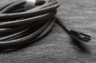 koyu arkaplanda siyah tip C kablosu