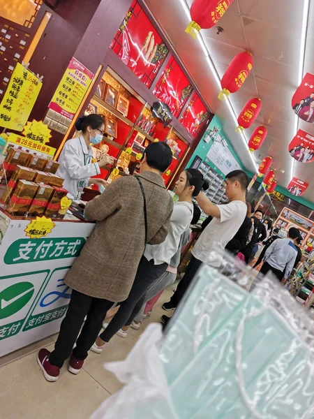 Zhongshan Κίνα Ιανουάριος 2020 Άνθρωποι Που Αγοράζουν Μάσκες Ένα Κατάστημα — Φωτογραφία Αρχείου