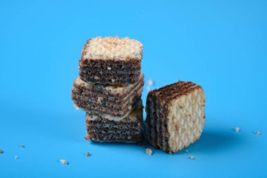 Mavi arkaplanda çikolatalı gofret blokları