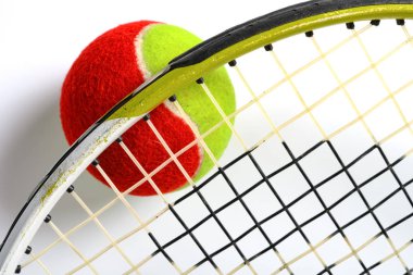 Üst görünüm tenis topu ve raket yatay kompozisyonu