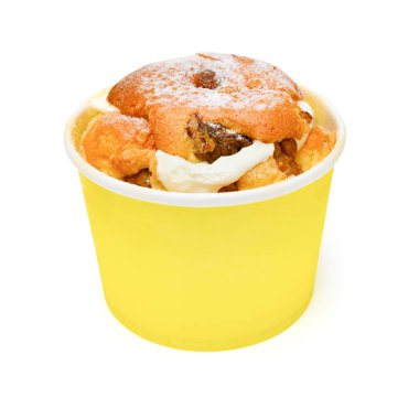 Beyaz kırpma yolunda bir fincan kek.