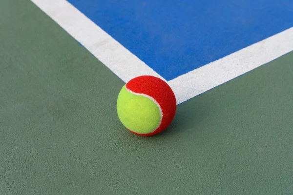 Теннисный Мяч Внешней Стороне Границы — стоковое фото
