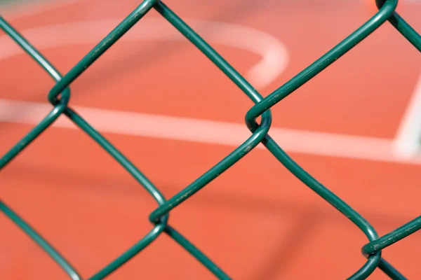 Cancha Baloncesto Aire Libre Detrás Una Valla Metal Composición Horizontal — Foto de Stock