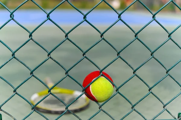 Pelota Tenis Pegada Valla Alambre Una Composición Horizontal Corte Aire — Foto de Stock