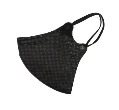 Beyaz arka planda katlanmış yeni siyah tıbbi yüz maskesi