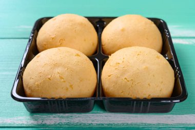 Yeşil bir masada tatlı puf puf