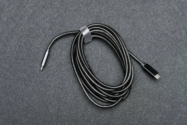 Schwarzes Typ Kabel Auf Dunklem Hintergrund — Stockfoto