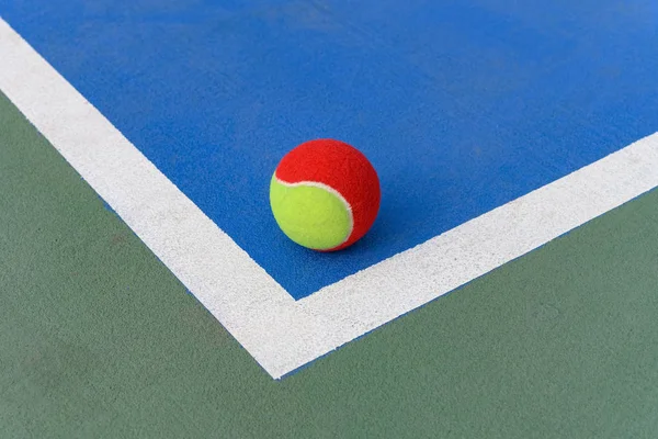 Pelota Tenis Suelo Una Cancha Azul Cerca Esquina —  Fotos de Stock