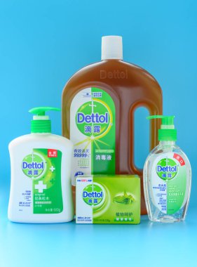 Zhongshan Çin - 19 Şubat 2020: mavi zemin üzerinde farklı antiseptik ürünler seti.