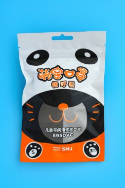 Mavi arka planda çocuklar için bir paket maske