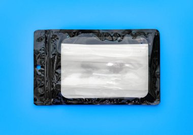Mavi arka planda tek kullanımlık tıbbi maske paketi
