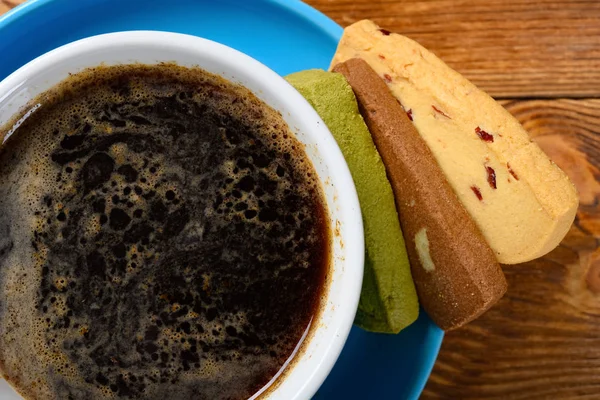 Κορυφαία Άποψη Φλιτζάνι Καφέ Και Διαφορετικές Γεύσεις Γλυκά Μπισκότα Οριζόντια — Φωτογραφία Αρχείου