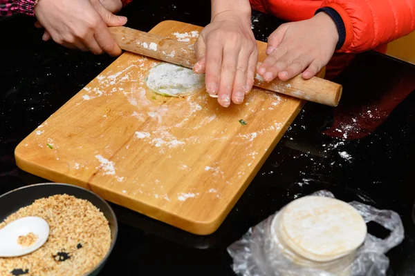 Señora Niño Haciendo Pasteles Casa — Foto de Stock