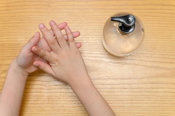 Top View Kid Met Behulp Van Instant Hand Sanitizer Zijn — Stockfoto