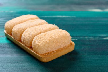 Mochi ya da glutinous rice dumplings bir ahşap masada fotokopi alanı ile