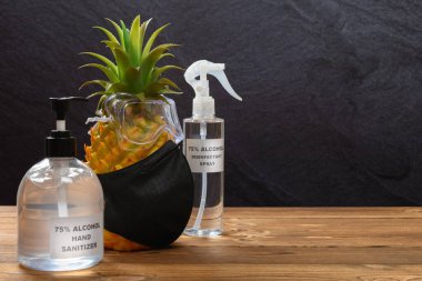 Ananaslı iyi korunan el dezenfektanı ve dezenfektan alkollü Sars Cov 2 ile savaş konsepti.