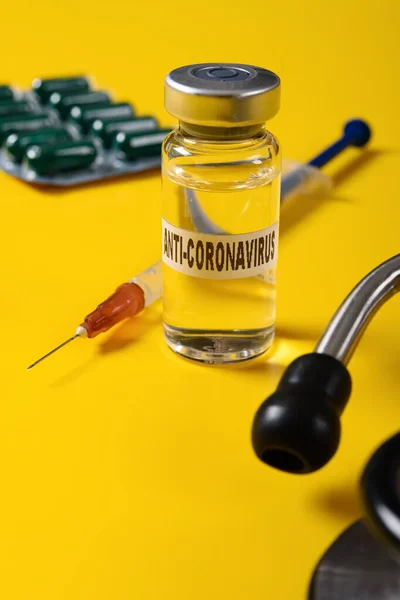 Vacuna Coronavirus Jeringa Cápsulas Estetoscopio Sobre Fondo Amarillo —  Fotos de Stock