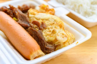 Haşlanmış tavuk budu, sosis, sahanda yumurta, lahana ve pilav.