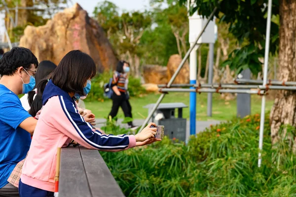 Zhongshan Cina Marzo 2020 Persone Che Scattano Foto Giocano Parco — Foto Stock