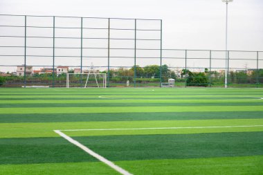 Futbol topu çimen futbol sahasında