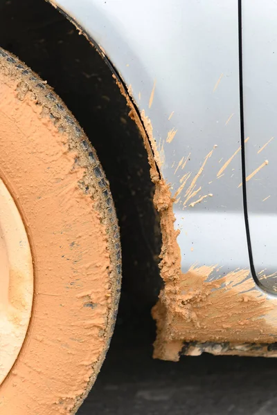 Côté Une Voiture Boueuse Gros Plan — Photo