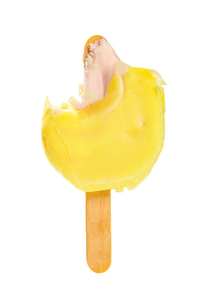 Beyaz Arka Planda Yarısı Yenmiş Beyaz Çikolatalı Buzlu Dondurma — Stok fotoğraf