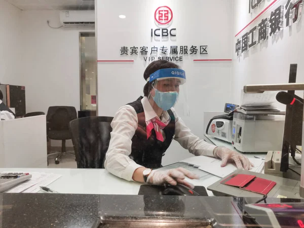 Zhongshan China Março 2020 Pessoal Que Trabalha Banco Com Máscara — Fotografia de Stock